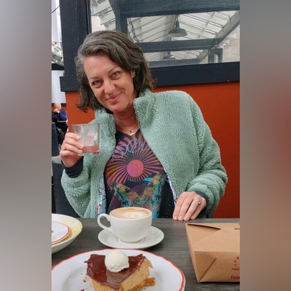 Meet your Posher ๐ Lindsay - Picture 1 of 1